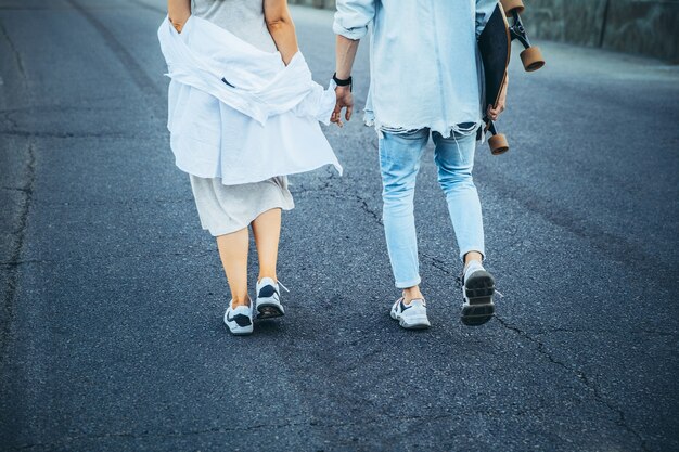 Pareja caucásica joven bronceada, historia de amor moderna en efecto de grano de película y estilo vintage.