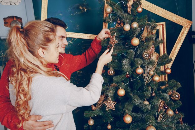 Pareja celebración del presente de blanco joven