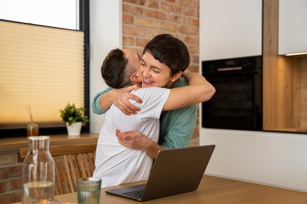 Pareja celebrando el anuncio del embarazo en casa