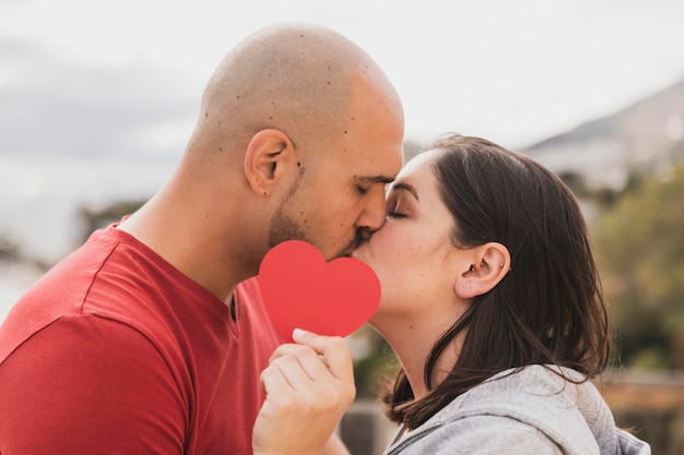 Foto gratuita pareja celebrando besos día