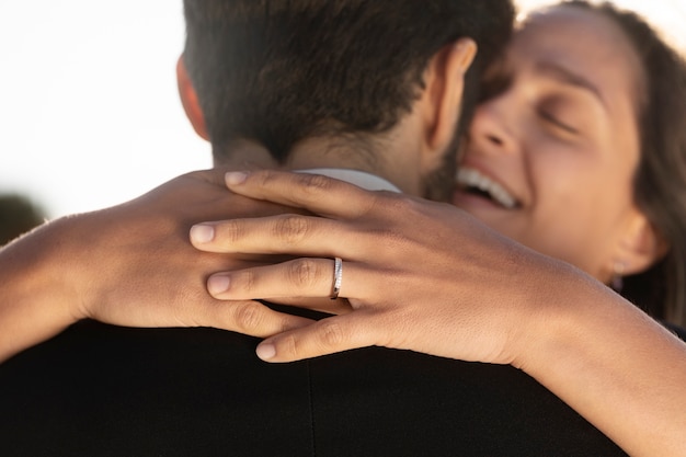 Foto gratuita pareja celebrando el compromiso juntos