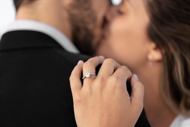 Foto gratuita pareja celebrando el compromiso juntos