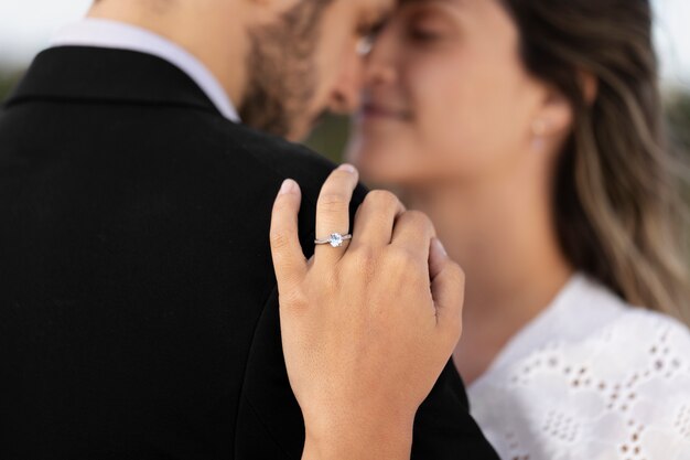 Pareja celebrando el compromiso juntos