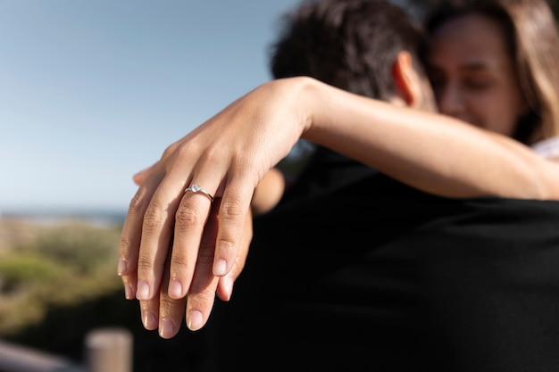 Pareja celebrando el compromiso juntos