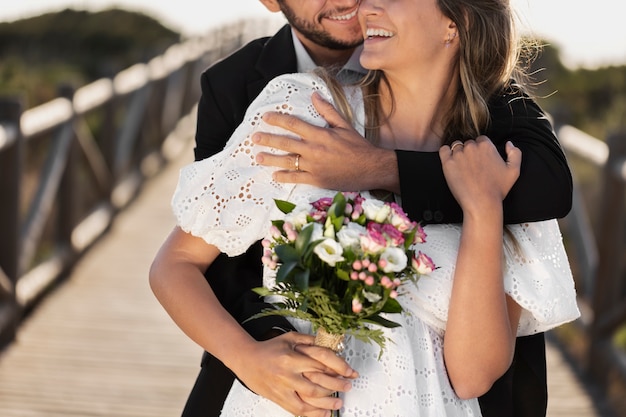 Pareja celebrando el compromiso juntos