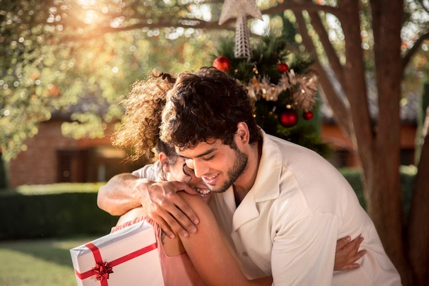 Foto gratuita pareja celebrando la navidad en el hemisferio sur