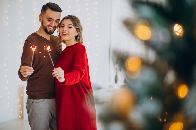 Pareja celebrando la Navidad juntos en casa