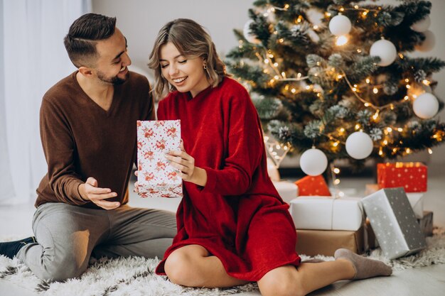 Pareja celebrando la Navidad juntos en casa