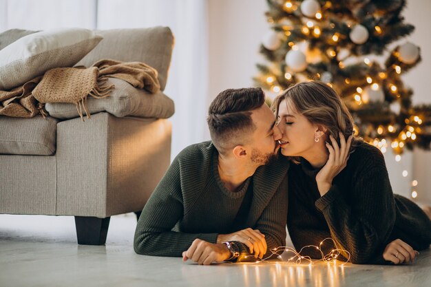 Pareja celebrando la Navidad juntos en casa