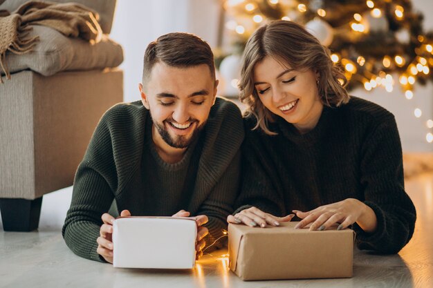 Pareja celebrando la Navidad juntos en casa