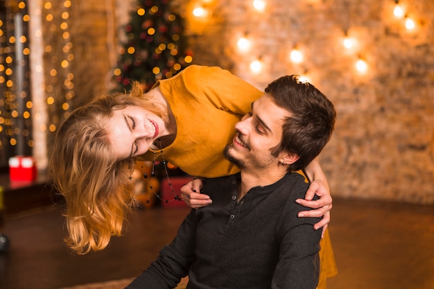 Pareja celebrando navidad juntos en casa