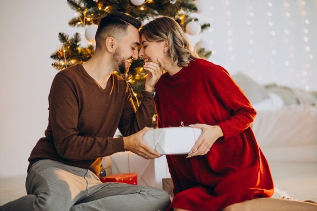 Pareja celebrando la Navidad juntos