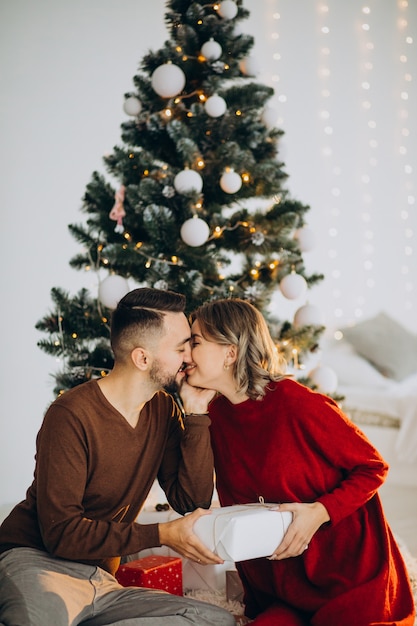 Pareja celebrando la Navidad juntos