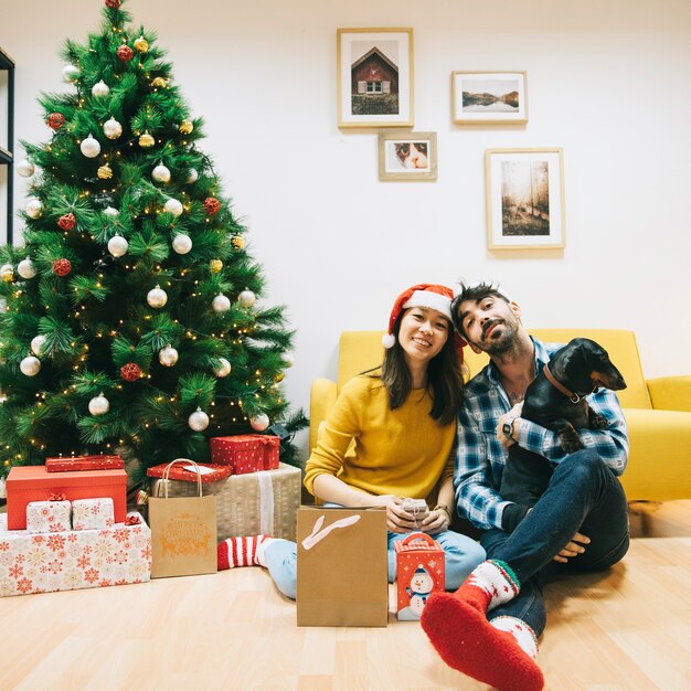 Pareja celebrando navidad