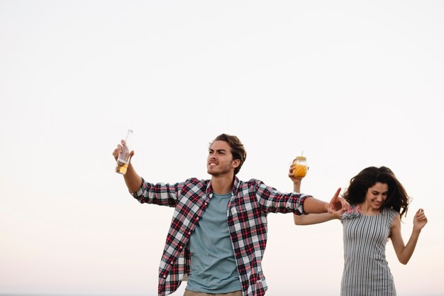 Pareja celebrando por la playa