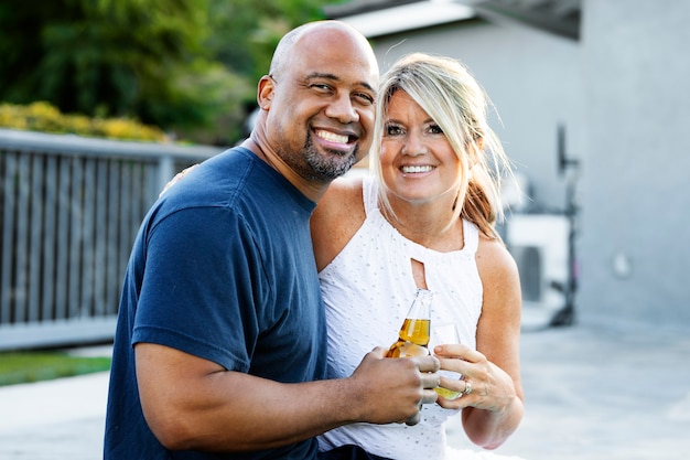 Pareja celebrando por sí mismos en la nueva normalidad