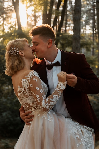 Foto gratuita pareja celebrando su boda en el bosque