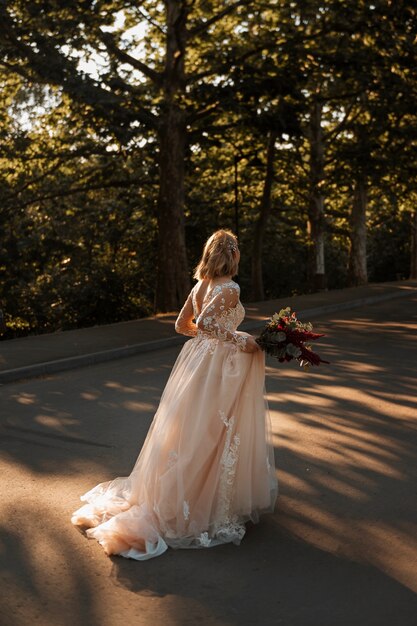 Foto gratuita pareja celebrando su boda en el bosque