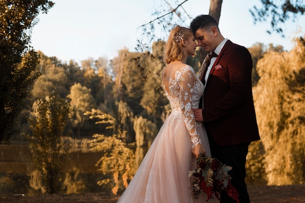 Foto gratuita pareja celebrando su boda en el bosque