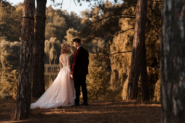 Pareja celebrando su boda en el bosque