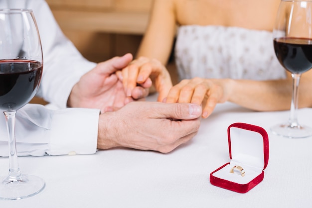 Pareja durante la cena con anillo de compromiso