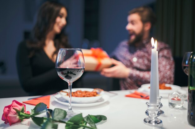 Pareja en la cena intercambiando con regalos