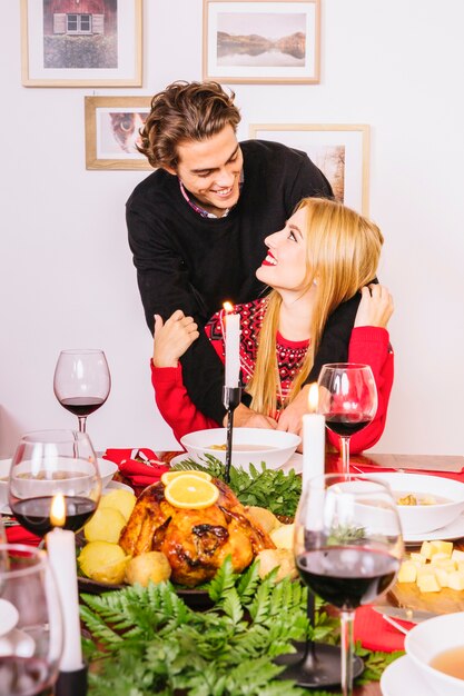 Pareja en cena de navidad con pavo y vino