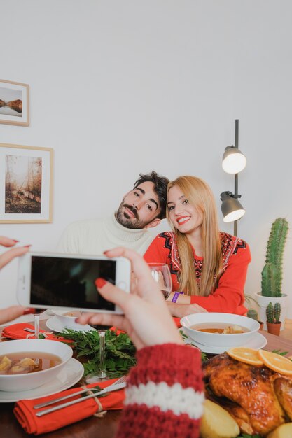 Pareja en cena de navidad posando