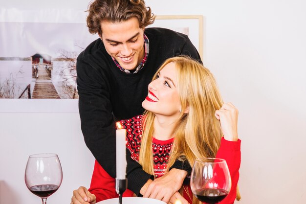 Pareja en cena de navidad con vino