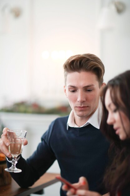 Pareja en la cena de navidad