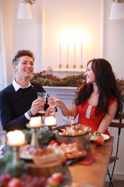 Foto gratuita pareja en la cena de navidad