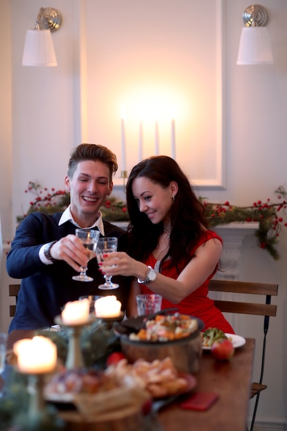 Foto gratuita pareja en la cena de navidad