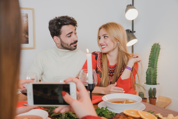 Pareja en cena de navidad