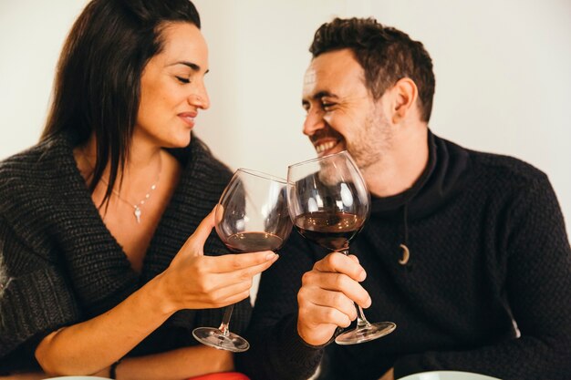 Pareja en cena de navidad