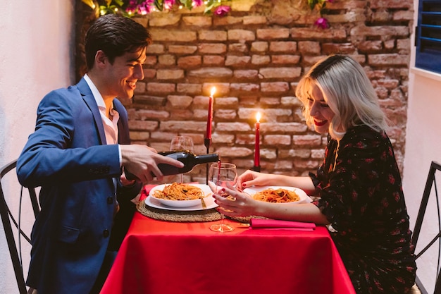 Pareja cenando el día de San Valentín