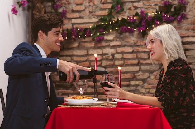 Pareja cenando el día de San Valentín