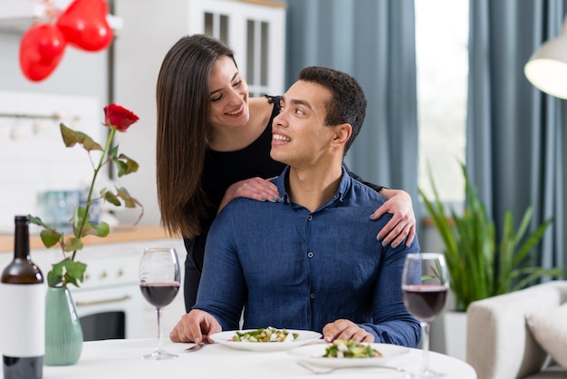 Pareja cenando juntos el día de San Valentín