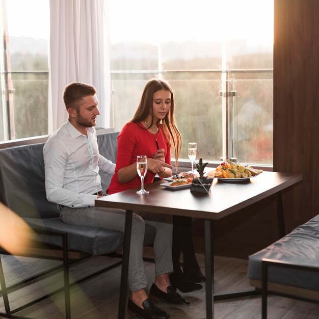 Pareja cenando en un restaurante