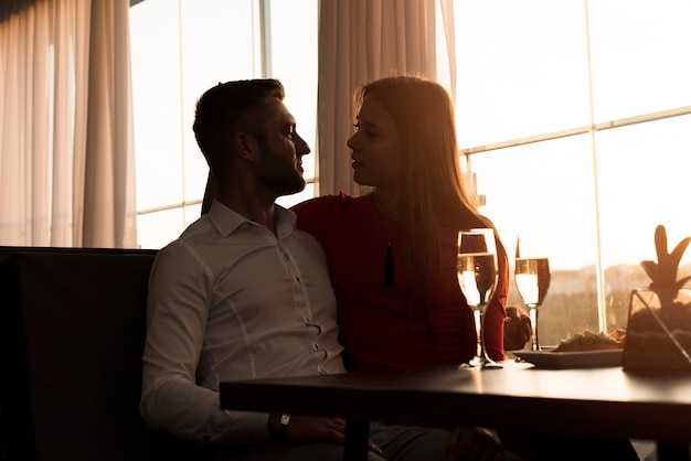 Foto gratuita pareja cenando en un restaurante