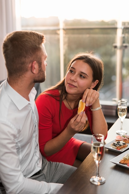 Foto gratuita pareja cenando en un restaurante