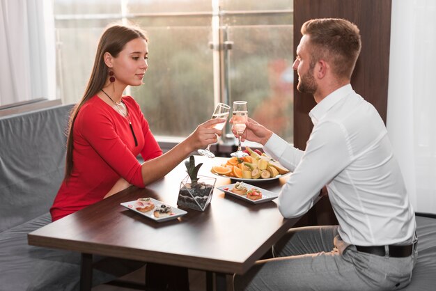 Pareja cenando en un restaurante