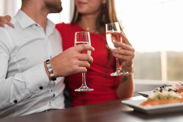 Pareja cenando en un restaurante