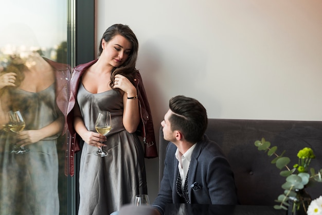 Pareja cenando en un restaurante