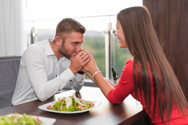 Pareja cenando en un restaurante