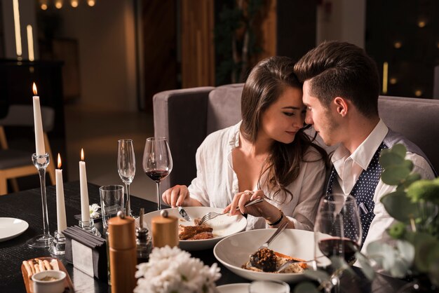 Pareja cenando en un restaurante