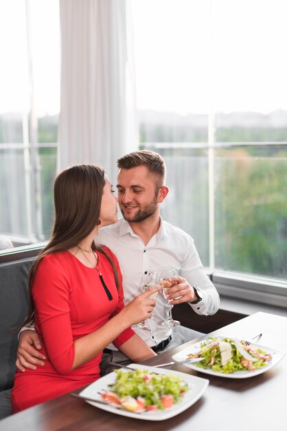 Pareja cenando en un restaurante