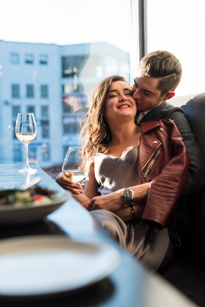 Pareja cenando en un restaurante