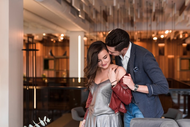 Foto gratuita pareja cenando en un restaurante