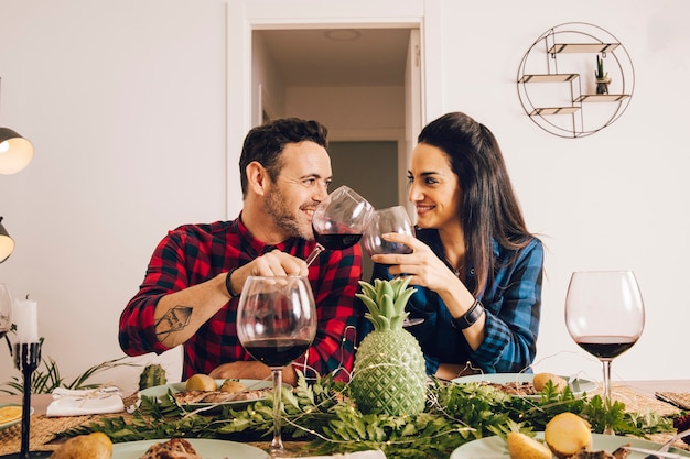 Pareja cenando