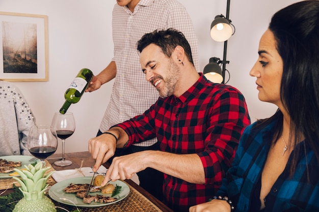 Foto gratuita pareja cenando